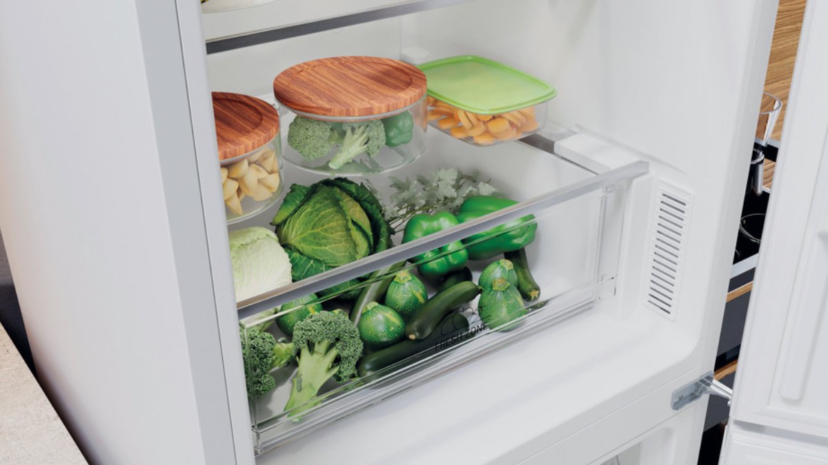 hotpointariston hafc8-tia22w 335ltr free-standing fridge-freezer