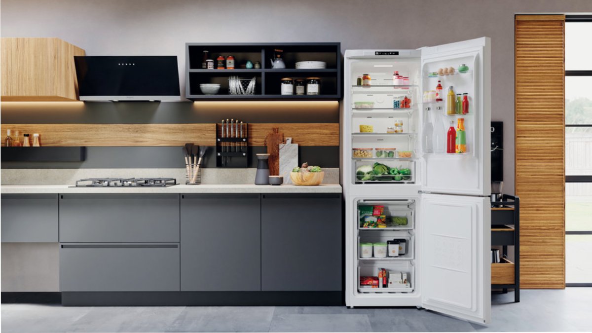 hotpointariston hafc8-tia22w 335ltr free-standing fridge-freezer